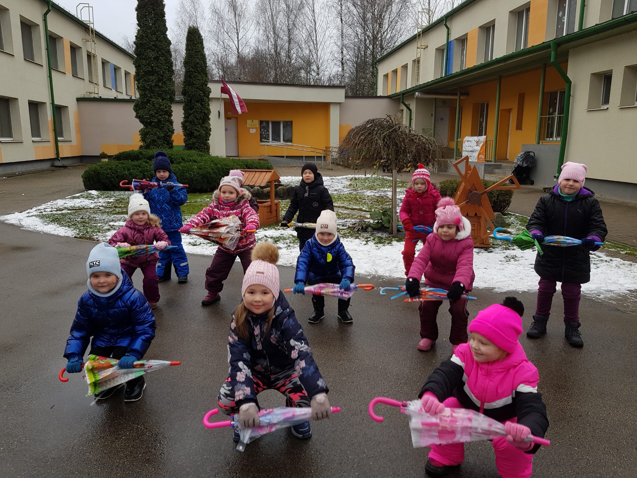 Zem spilgta lietussarga