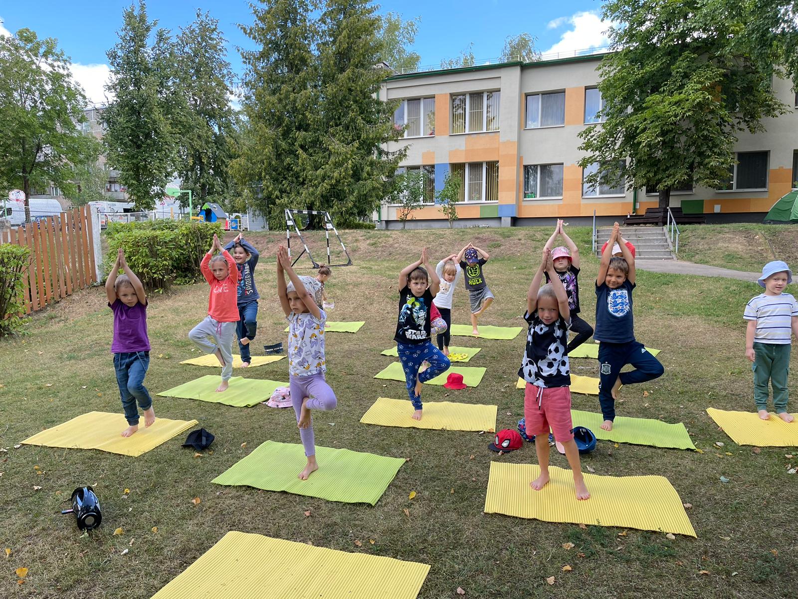 Joga brīvdabā