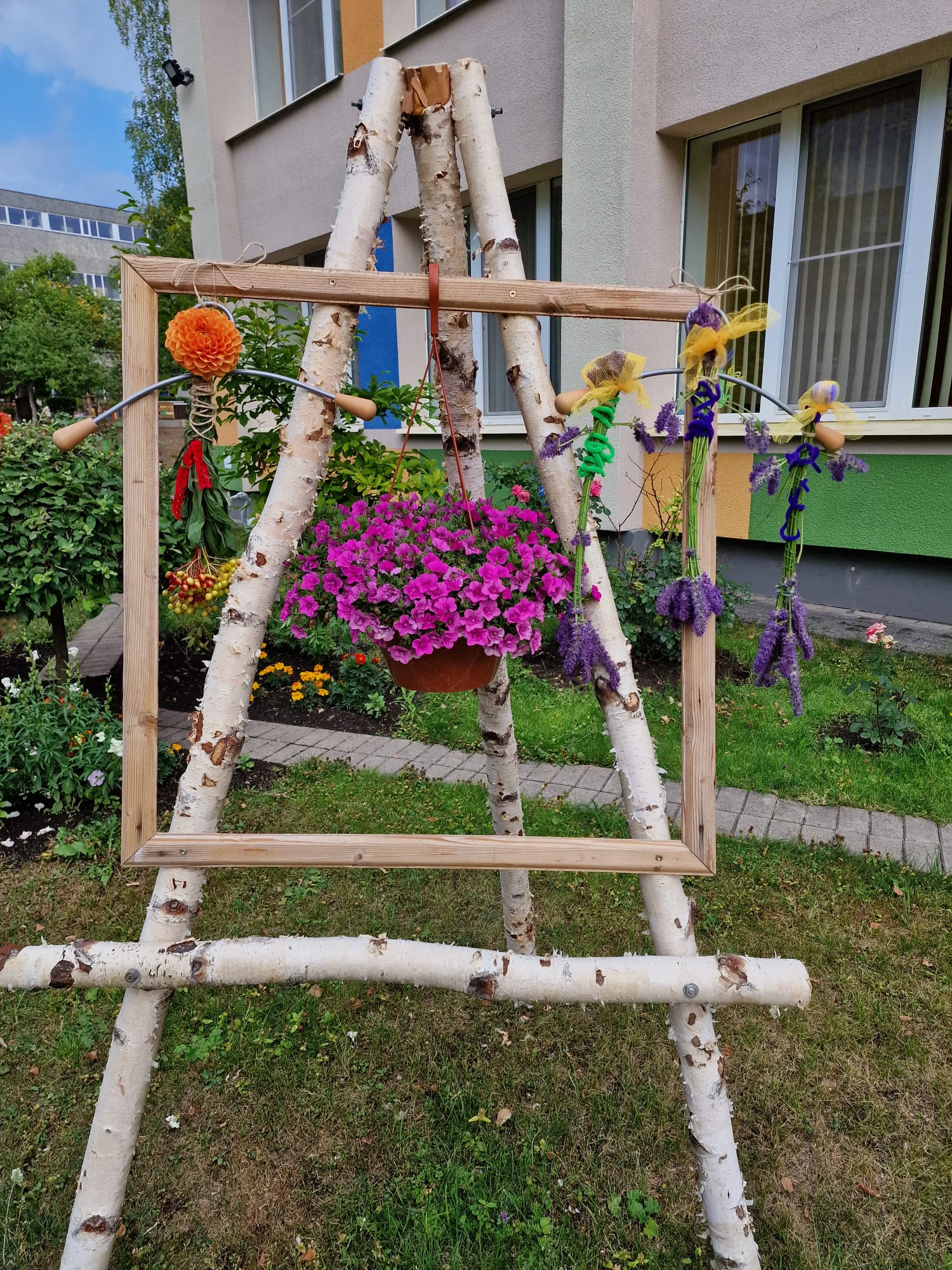 Aktivitātes brīvdabā ,, Ziedu slotiņas “, “Lavandas lelles”.
