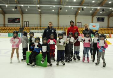 Mazie sportisti apgūst slidošanas un hokeja pamatus Daugavpils Ledus hallē