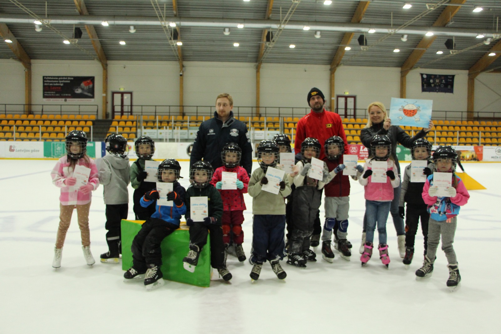 Mazie sportisti apgūst slidošanas un hokeja pamatus Daugavpils Ledus hallē