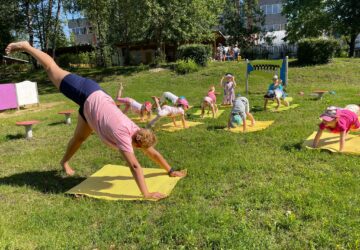 Joga mazuļiem svaigā gaisā – ceļš uz harmoniju un veselību