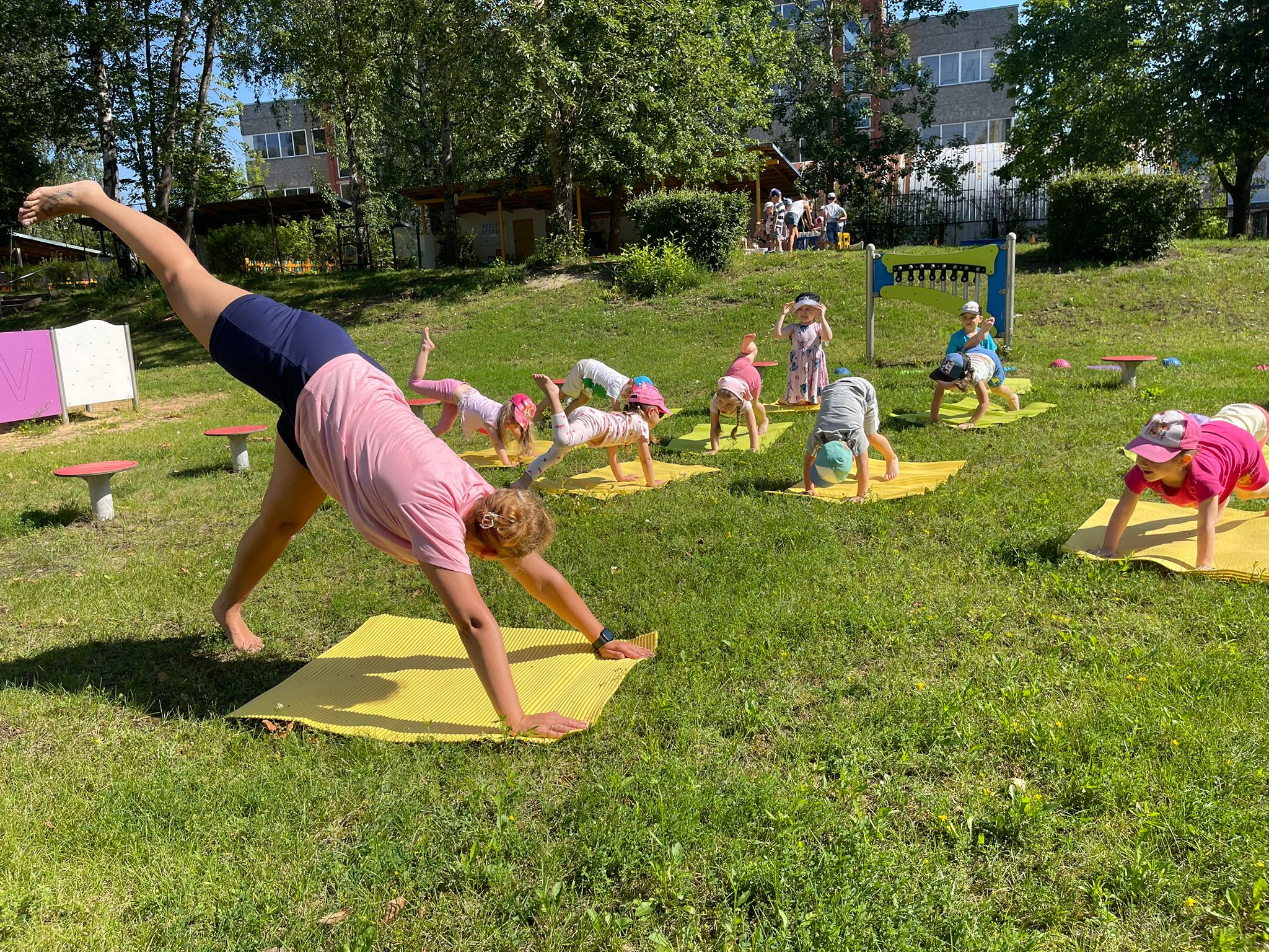Joga mazuļiem svaigā gaisā – ceļš uz harmoniju un veselību