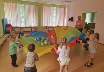 Mazuļi sportā “Bumbiņu medības”.