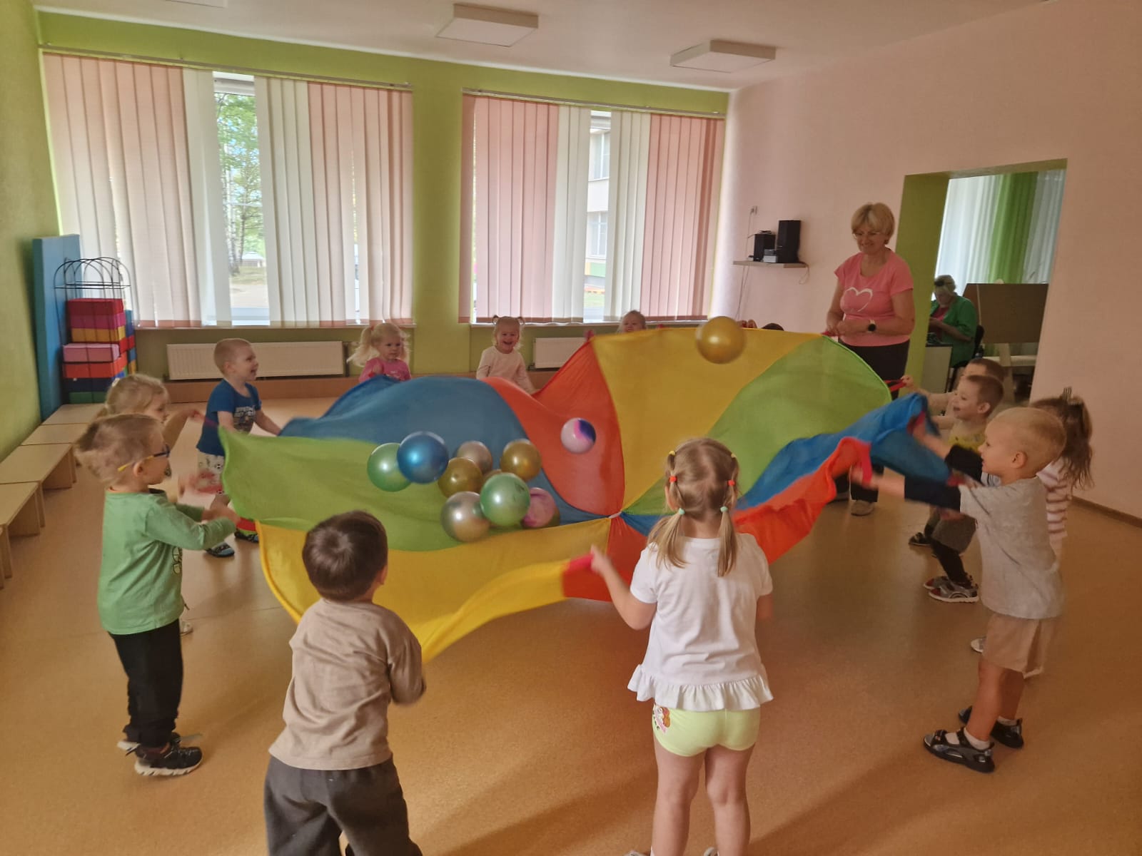 Mazuļi sportā “Bumbiņu medības”.