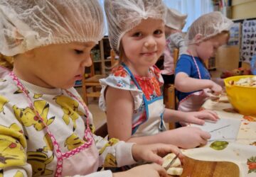 Šodien cepām ābolu pīrāgu!