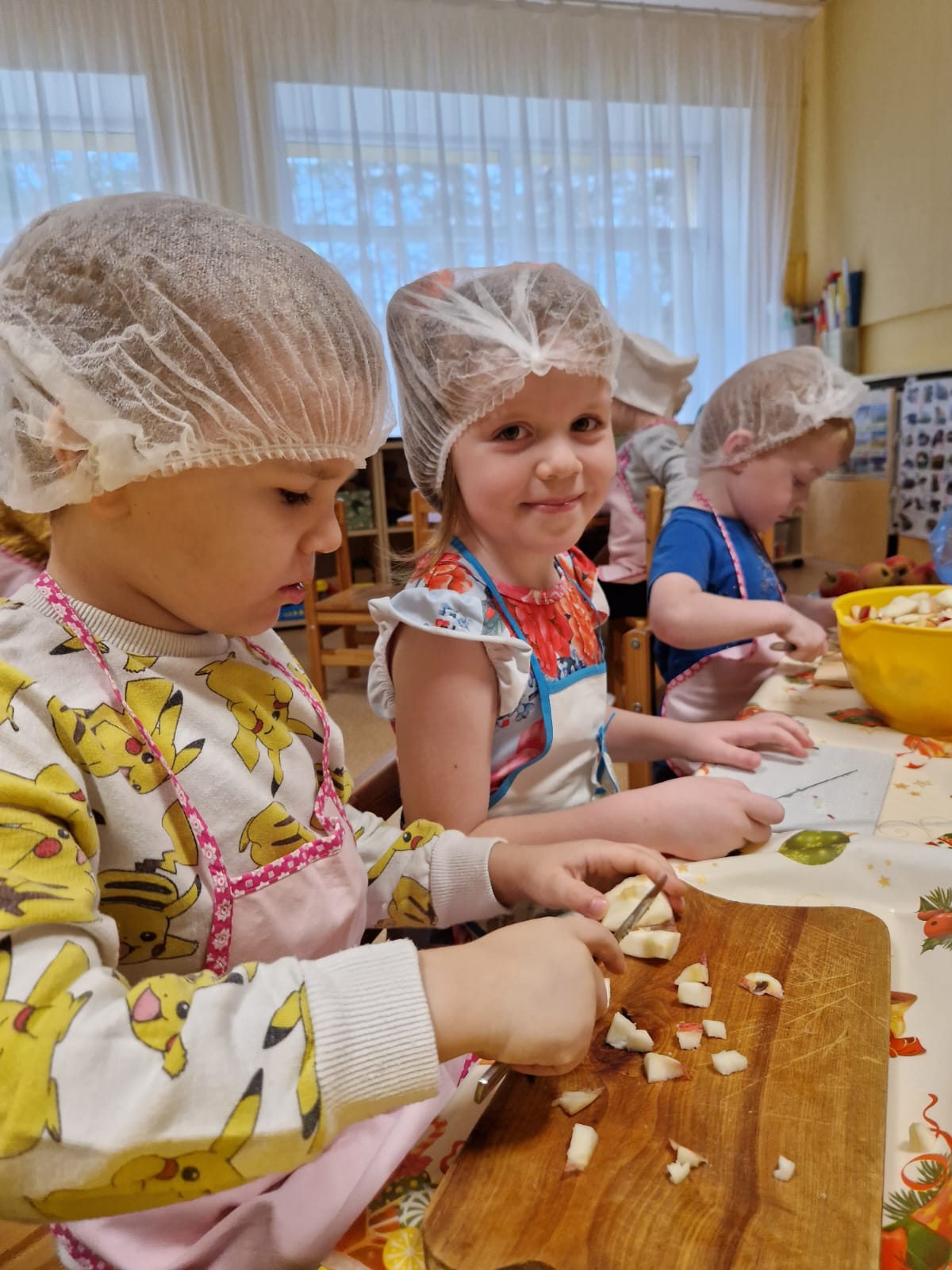 Šodien cepām ābolu pīrāgu!