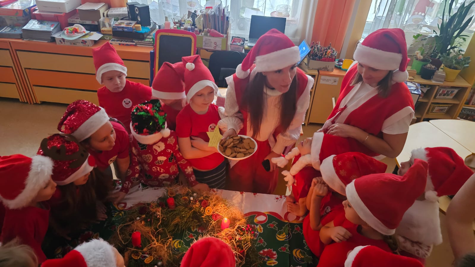 Mazie bērni un lielā gaidīšana: pirmā Adventes svece