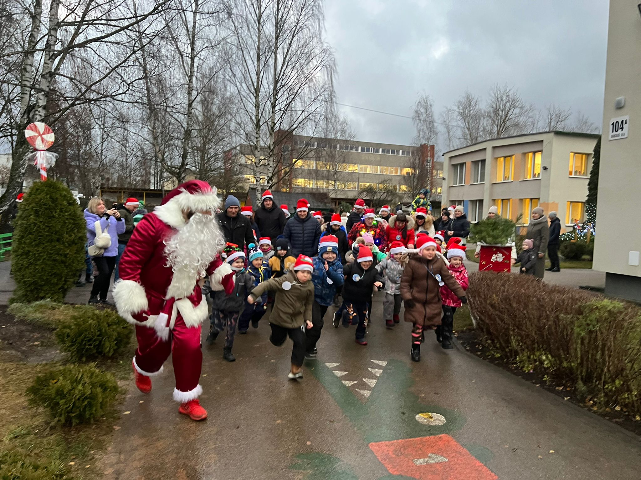 Ziemassvētku skrējiens kopā ar vecākiem – prieks, kustība un svētku noskaņa