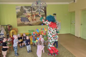 Atklātā nodarbība 4.grupa “Cālītis”, “Krāsainās bumbas un klauna ciemošanās” 53