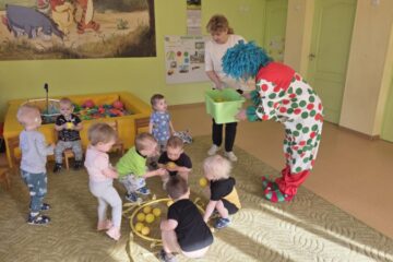 Atklātā nodarbība 4.grupa “Cālītis”, “Krāsainās bumbas un klauna ciemošanās” 41
