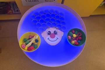 Atklātā nodarbība 4.grupa “Cālītis”, “Krāsainās bumbas un klauna ciemošanās” 7