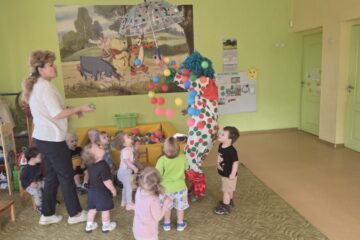 Atklātā nodarbība 4.grupa “Cālītis”, “Krāsainās bumbas un klauna ciemošanās” 51