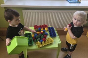 Atklātā nodarbība 4.grupa “Cālītis”, “Krāsainās bumbas un klauna ciemošanās” 5