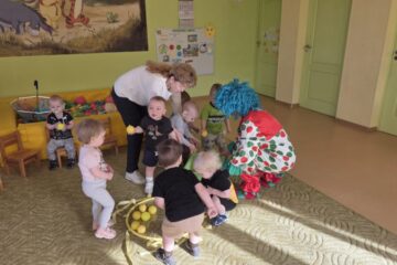 Atklātā nodarbība 4.grupa “Cālītis”, “Krāsainās bumbas un klauna ciemošanās” 40