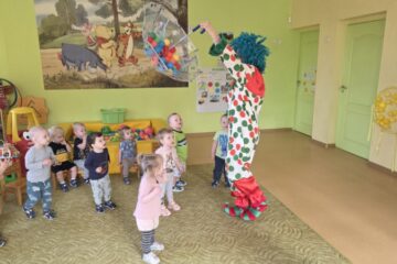 Atklātā nodarbība 4.grupa “Cālītis”, “Krāsainās bumbas un klauna ciemošanās” 34