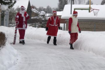 Pa sniegu Ziemassvētku vecītis nāk 2