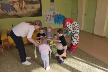 Atklātā nodarbība 4.grupa “Cālītis”, “Krāsainās bumbas un klauna ciemošanās” 37