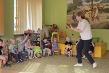 Atklātā nodarbība 4.grupa “Cālītis”, “Krāsainās bumbas un klauna ciemošanās” 50