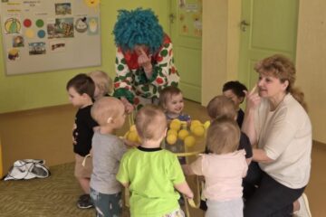 Atklātā nodarbība 4.grupa “Cālītis”, “Krāsainās bumbas un klauna ciemošanās” 28
