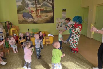 Atklātā nodarbība 4.grupa “Cālītis”, “Krāsainās bumbas un klauna ciemošanās” 35