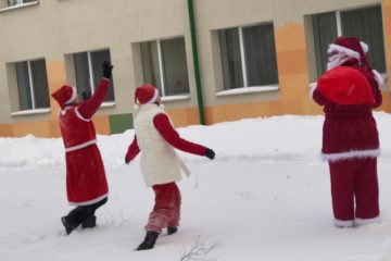 Pa sniegu Ziemassvētku vecītis nāk 5