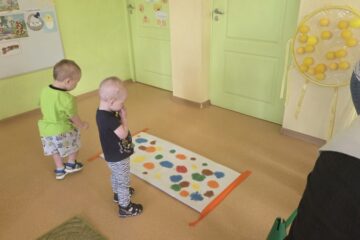 Atklātā nodarbība 4.grupa “Cālītis”, “Krāsainās bumbas un klauna ciemošanās” 26