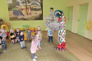 Atklātā nodarbība 4.grupa “Cālītis”, “Krāsainās bumbas un klauna ciemošanās” 38