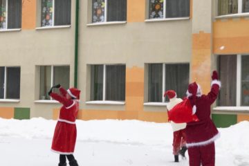 Pa sniegu Ziemassvētku vecītis nāk 3