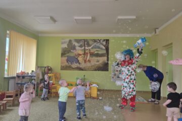 Atklātā nodarbība 4.grupa “Cālītis”, “Krāsainās bumbas un klauna ciemošanās” 2