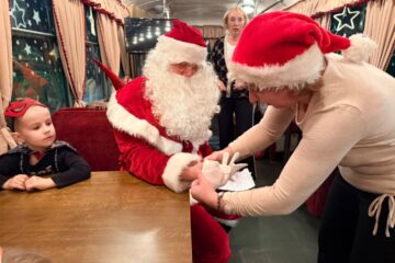 Svētku svinēšana Ziemassvētku tramvajā 15