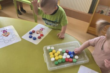 Atklātā nodarbība 4.grupa “Cālītis”, “Krāsainās bumbas un klauna ciemošanās” 11