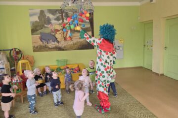 Atklātā nodarbība 4.grupa “Cālītis”, “Krāsainās bumbas un klauna ciemošanās” 33