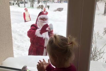 Pa sniegu Ziemassvētku vecītis nāk
