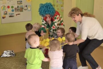 Atklātā nodarbība 4.grupa “Cālītis”, “Krāsainās bumbas un klauna ciemošanās” 1