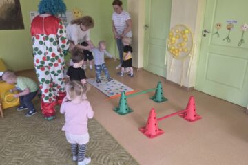 Atklātā nodarbība 4.grupa “Cālītis”, “Krāsainās bumbas un klauna ciemošanās” 23