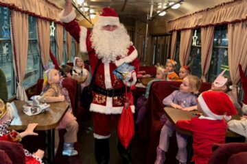 Svētku svinēšana Ziemassvētku tramvajā 2