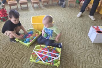 Atklātā nodarbība 4.grupa “Cālītis”, “Krāsainās bumbas un klauna ciemošanās” 46