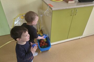 Atklātā nodarbība 4.grupa “Cālītis”, “Krāsainās bumbas un klauna ciemošanās” 6