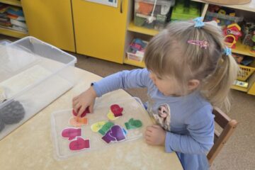 Atklātā nodarbība “Saģērbsim lelli pastaigai”, 2.grupa “Ezītis” 8