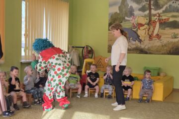 Atklātā nodarbība 4.grupa “Cālītis”, “Krāsainās bumbas un klauna ciemošanās” 29