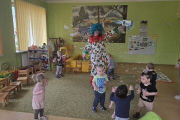 Atklātā nodarbība 4.grupa “Cālītis”, “Krāsainās bumbas un klauna ciemošanās” 54