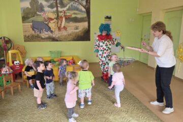 Atklātā nodarbība 4.grupa “Cālītis”, “Krāsainās bumbas un klauna ciemošanās” 22