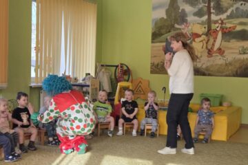 Atklātā nodarbība 4.grupa “Cālītis”, “Krāsainās bumbas un klauna ciemošanās” 21