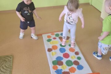 Atklātā nodarbība 4.grupa “Cālītis”, “Krāsainās bumbas un klauna ciemošanās” 9