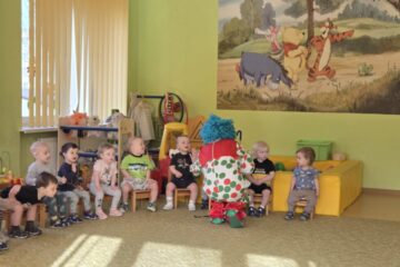 Atklātā nodarbība 4.grupa “Cālītis”, “Krāsainās bumbas un klauna ciemošanās” 20