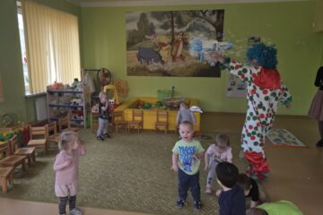 Atklātā nodarbība 4.grupa “Cālītis”, “Krāsainās bumbas un klauna ciemošanās” 15