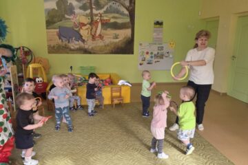 Atklātā nodarbība 4.grupa “Cālītis”, “Krāsainās bumbas un klauna ciemošanās” 27