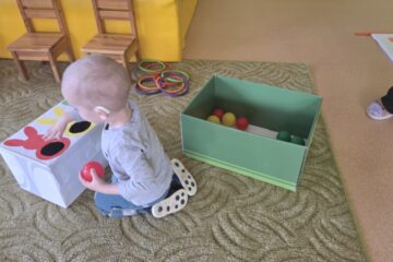 Atklātā nodarbība 4.grupa “Cālītis”, “Krāsainās bumbas un klauna ciemošanās” 56