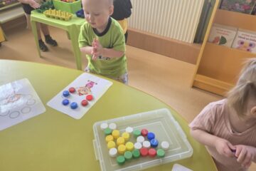 Atklātā nodarbība 4.grupa “Cālītis”, “Krāsainās bumbas un klauna ciemošanās” 12